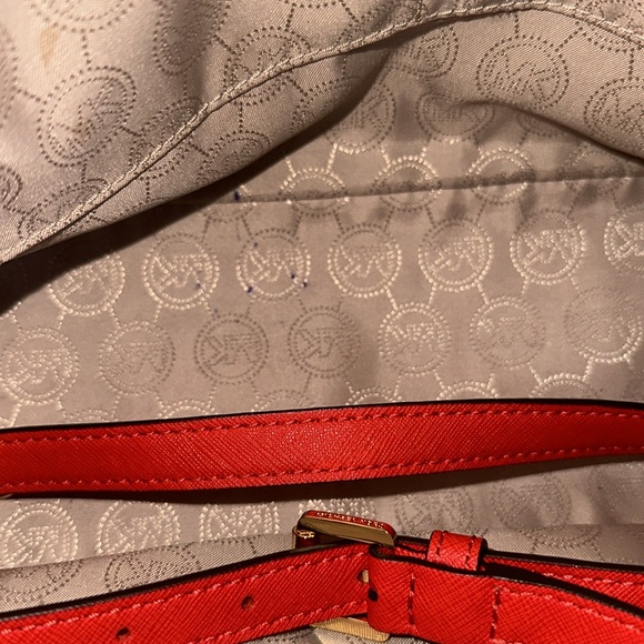 Beautiful well maintained Michael Kors handbag with strap - Picture 5 of 12